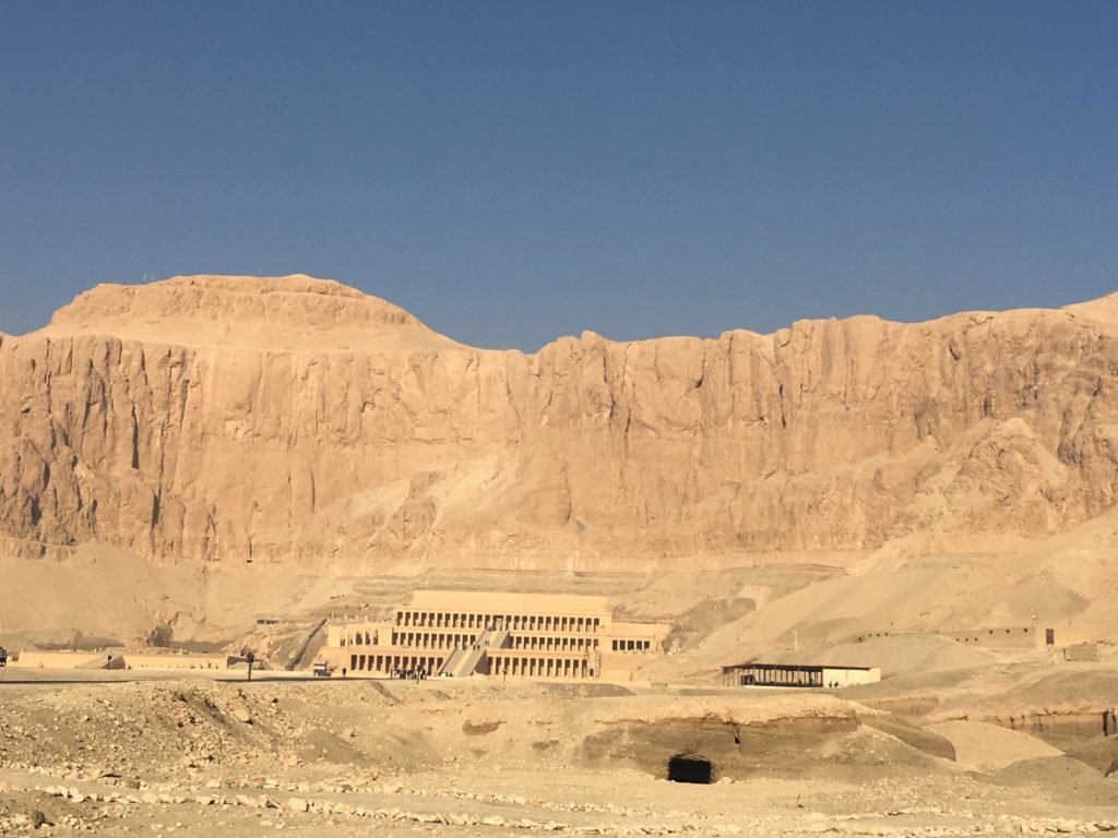 Arrival at Hatchepsut temple under the blue sky